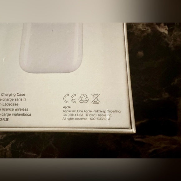 Apple AirPods Wireless Earbuds - Picture 4 of 7